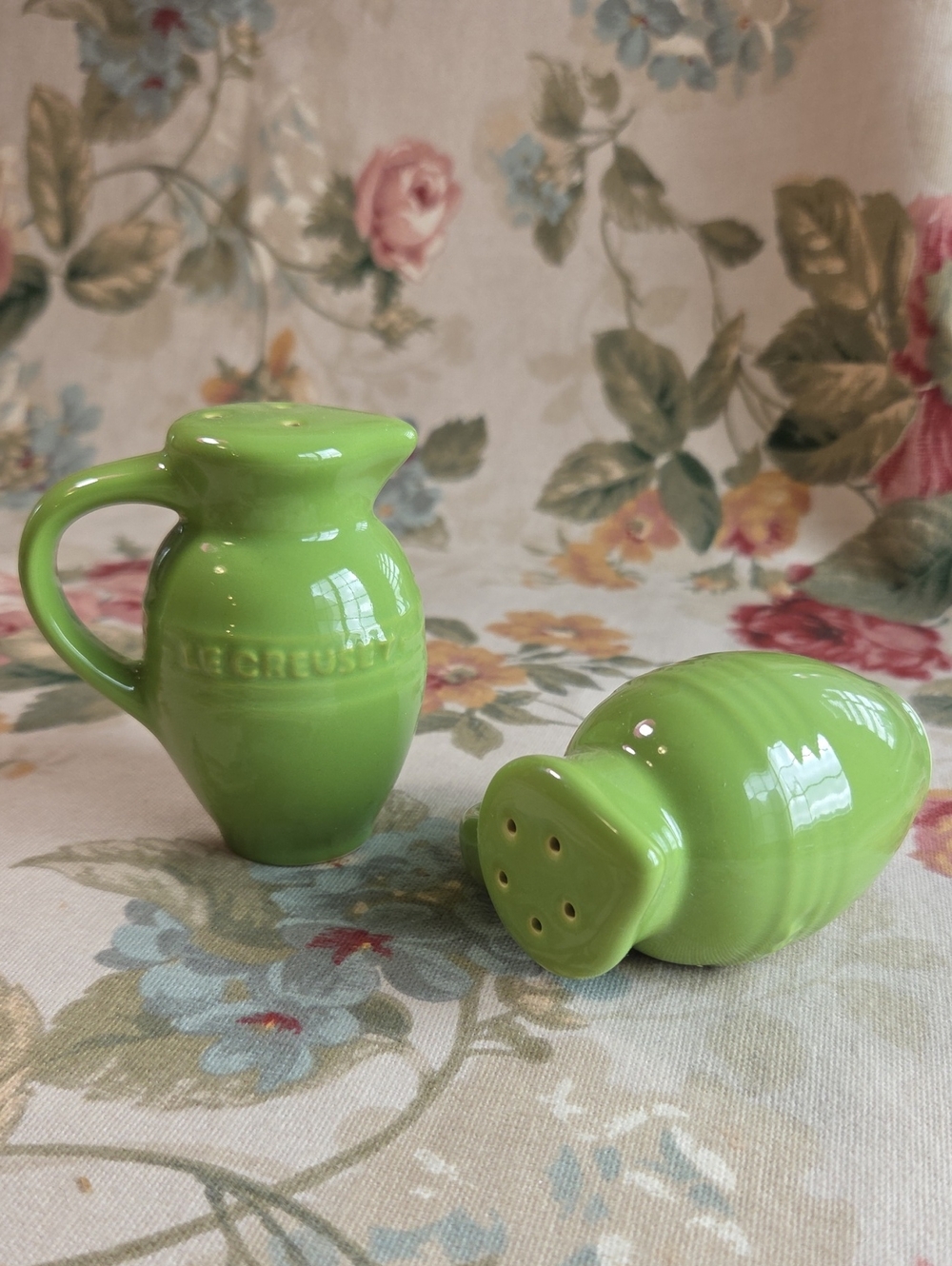 Le Creuset Stoneware Mini Pitcher Salt and Pepper Set Lime Green NWT